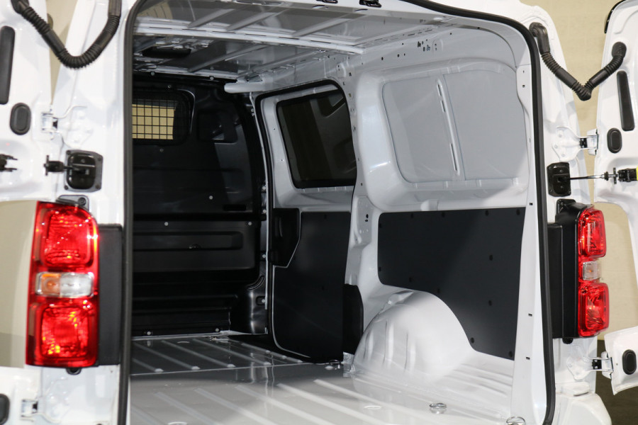 Peugeot e-Expert EV L3 75 kWh Airco Navigatie Trekhaak Black Line