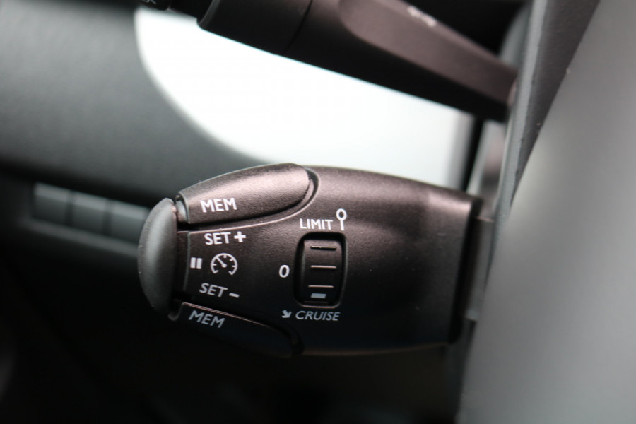 Peugeot e-Expert EV L3 75 kWh Airco Navigatie Trekhaak Black Line