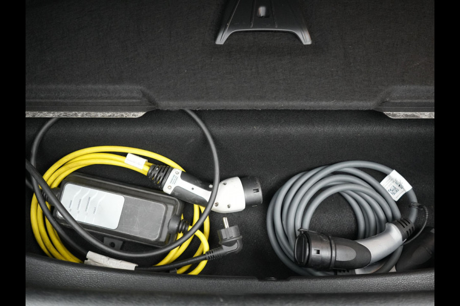 BMW X2 xDrive25e Executive Plug In Hybrid 220pk Dealer O.H PHEV | Panodak | Adaptive Cruise | Camera | Navi Pro | Lederen Bekleding | Sfeerverlichting | Keyless |
