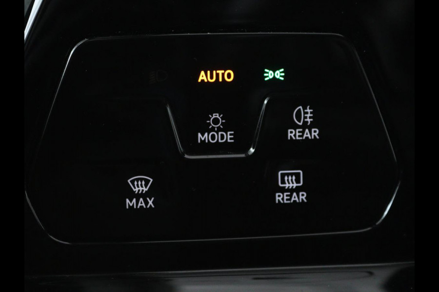 Volkswagen Golf 1.0 TSI Life | Stoel & stuurverwarming | Carplay | Adaptive cruise | Navigatie | Sfeerverlichting | Full LED | Parkeerhulp | Getint glas