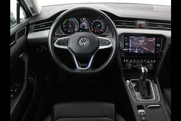Volkswagen Passat 1.4 TSI PHEV GTE | Panoramadak | Leder | Stoelverwarming | Trekhaak | Camera | Park Assist | Adaptive cruise | Side Assist | Matrix LED | Carplay | Navigatie