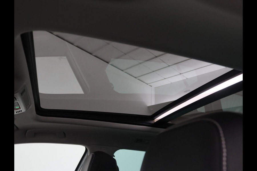 Volkswagen Passat 1.4 TSI PHEV GTE | Panoramadak | Leder | Stoelverwarming | Trekhaak | Camera | Park Assist | Adaptive cruise | Side Assist | Matrix LED | Carplay | Navigatie