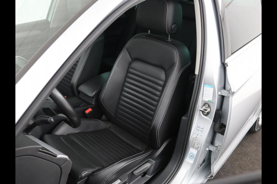 Volkswagen Passat 1.4 TSI PHEV GTE | Panoramadak | Leder | Stoelverwarming | Trekhaak | Camera | Park Assist | Adaptive cruise | Side Assist | Matrix LED | Carplay | Navigatie