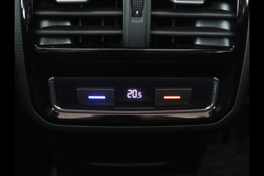 Volkswagen Passat 1.4 TSI PHEV GTE | Panoramadak | Leder | Stoelverwarming | Trekhaak | Camera | Park Assist | Adaptive cruise | Side Assist | Matrix LED | Carplay | Navigatie