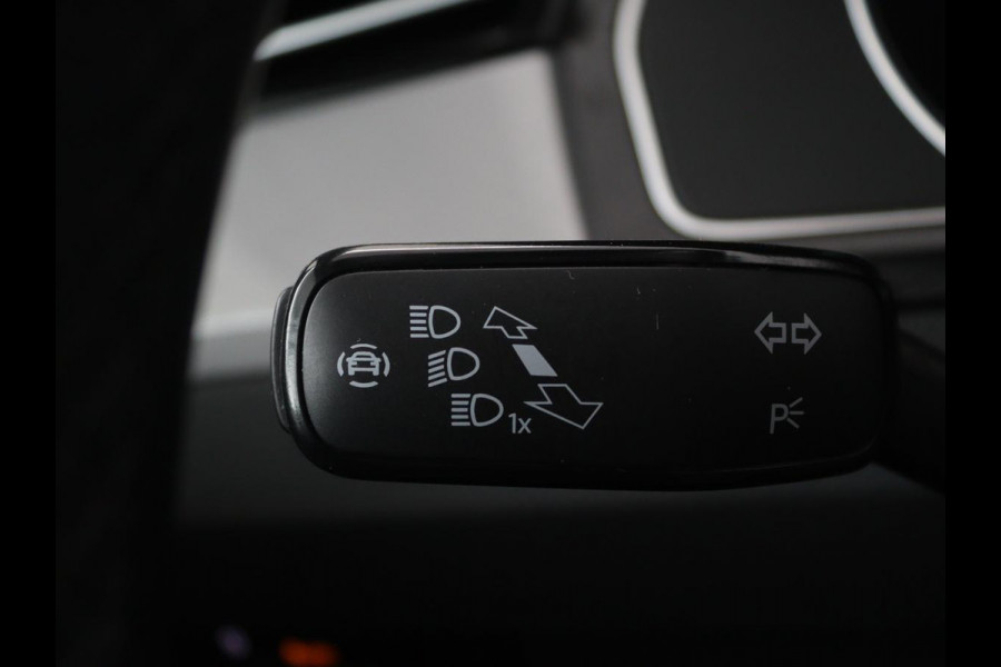 Volkswagen Passat 1.4 TSI PHEV GTE | Panoramadak | Leder | Stoelverwarming | Trekhaak | Camera | Park Assist | Adaptive cruise | Side Assist | Matrix LED | Carplay | Navigatie