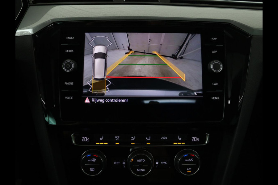 Volkswagen Passat 1.4 TSI PHEV GTE | Panoramadak | Leder | Stoelverwarming | Trekhaak | Camera | Park Assist | Adaptive cruise | Side Assist | Matrix LED | Carplay | Navigatie
