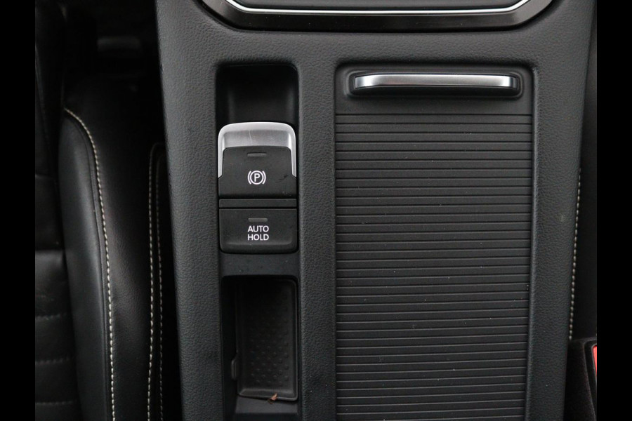Volkswagen Passat 1.4 TSI PHEV GTE | Panoramadak | Leder | Stoelverwarming | Trekhaak | Camera | Park Assist | Adaptive cruise | Side Assist | Matrix LED | Carplay | Navigatie