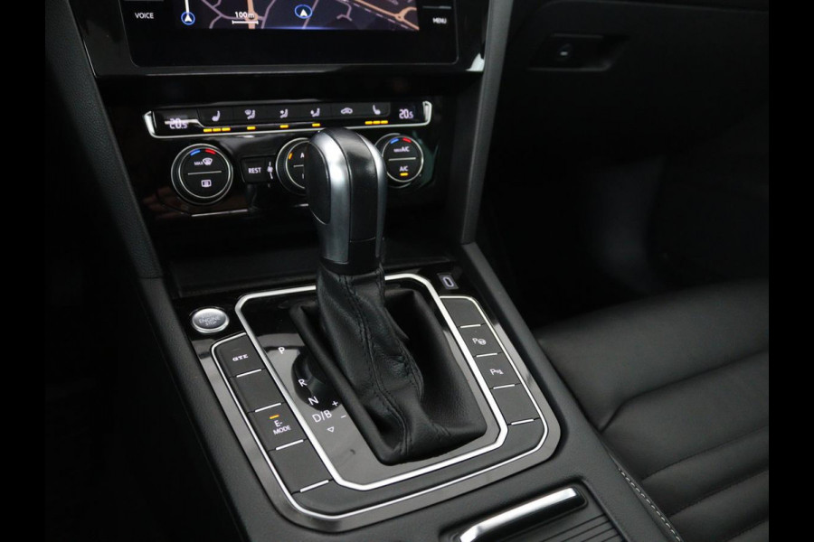 Volkswagen Passat 1.4 TSI PHEV GTE | Panoramadak | Leder | Stoelverwarming | Trekhaak | Camera | Park Assist | Adaptive cruise | Side Assist | Matrix LED | Carplay | Navigatie