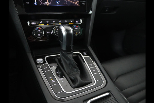 Volkswagen Passat 1.4 TSI PHEV GTE | Panoramadak | Leder | Stoelverwarming | Trekhaak | Camera | Park Assist | Adaptive cruise | Side Assist | Matrix LED | Carplay | Navigatie