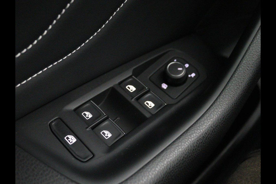 Volkswagen Passat 1.4 TSI PHEV GTE | Panoramadak | Leder | Stoelverwarming | Trekhaak | Camera | Park Assist | Adaptive cruise | Side Assist | Matrix LED | Carplay | Navigatie