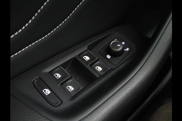 Volkswagen Passat 1.4 TSI PHEV GTE | Panoramadak | Leder | Stoelverwarming | Trekhaak | Camera | Park Assist | Adaptive cruise | Side Assist | Matrix LED | Carplay | Navigatie
