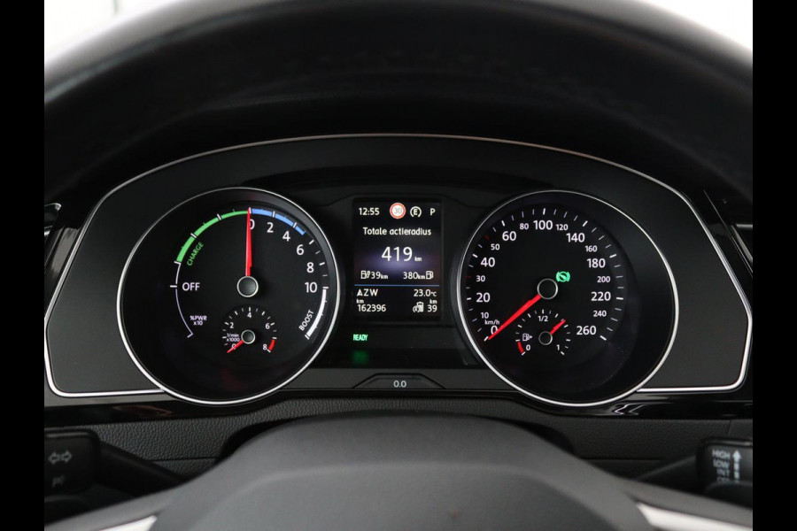 Volkswagen Passat 1.4 TSI PHEV GTE | Panoramadak | Leder | Stoelverwarming | Trekhaak | Camera | Park Assist | Adaptive cruise | Side Assist | Matrix LED | Carplay | Navigatie
