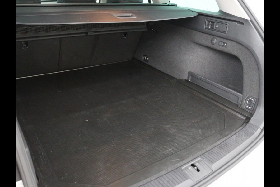 Volkswagen Passat 1.4 TSI PHEV GTE | Panoramadak | Leder | Stoelverwarming | Trekhaak | Camera | Park Assist | Adaptive cruise | Side Assist | Matrix LED | Carplay | Navigatie