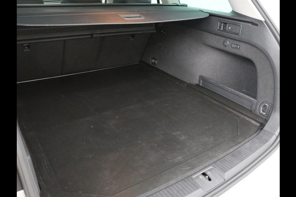 Volkswagen Passat 1.4 TSI PHEV GTE | Panoramadak | Leder | Stoelverwarming | Trekhaak | Camera | Park Assist | Adaptive cruise | Side Assist | Matrix LED | Carplay | Navigatie