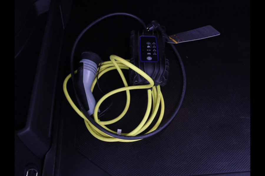 Volkswagen Passat 1.4 TSI PHEV GTE | Panoramadak | Leder | Stoelverwarming | Trekhaak | Camera | Park Assist | Adaptive cruise | Side Assist | Matrix LED | Carplay | Navigatie