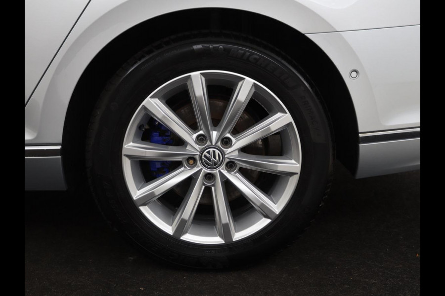 Volkswagen Passat 1.4 TSI PHEV GTE | Panoramadak | Leder | Stoelverwarming | Trekhaak | Camera | Park Assist | Adaptive cruise | Side Assist | Matrix LED | Carplay | Navigatie