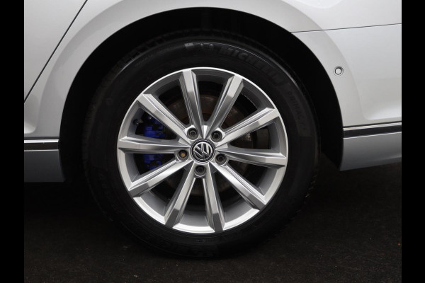 Volkswagen Passat 1.4 TSI PHEV GTE | Panoramadak | Leder | Stoelverwarming | Trekhaak | Camera | Park Assist | Adaptive cruise | Side Assist | Matrix LED | Carplay | Navigatie