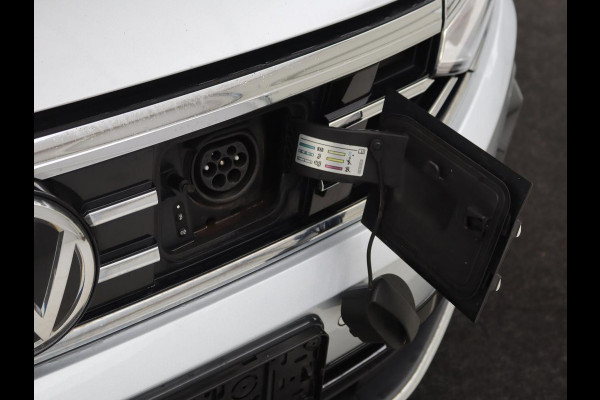 Volkswagen Passat 1.4 TSI PHEV GTE | Panoramadak | Leder | Stoelverwarming | Trekhaak | Camera | Park Assist | Adaptive cruise | Side Assist | Matrix LED | Carplay | Navigatie