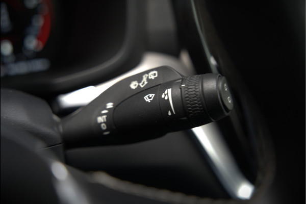 Volvo V60 2.0 B3 R-Design | Panoramadak | Harman Kardon | Keyless | Elektrische Stoelen | Stuurverwarming | Stoelverwarming | Camera | Adaptive Cruise Control | Leer | LED | DAB | Parkeensensoren