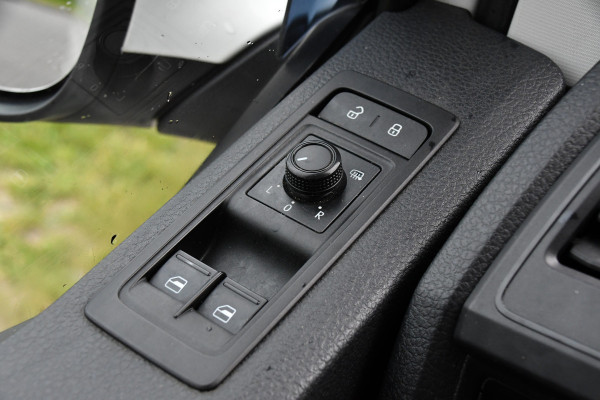 Volkswagen Transporter 2.0 TDI L1H1 Highline Adaptieve cruise, Sensoren 150PK, Automaat, Stoelverwarming, Airco, Trekhaak, Uniek!