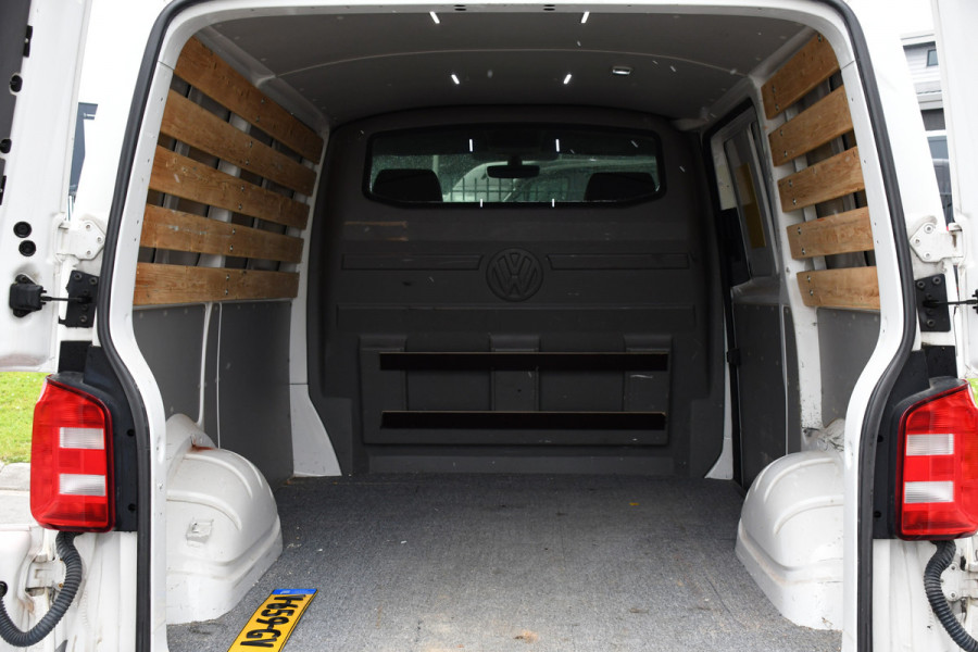 Volkswagen Transporter 2.0 TDI L1H1 Highline Adaptieve cruise, Sensoren 150PK, Automaat, Stoelverwarming, Airco, Trekhaak, Uniek!