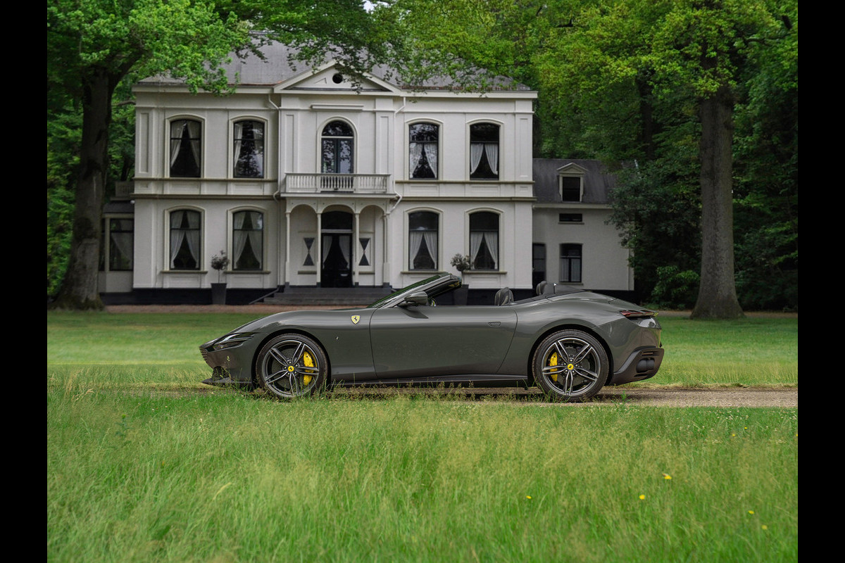 Ferrari Roma Spider 3.9 V8 | Pass. display | Daytona Seats | Carbon stuur | Grigio Scuro | Stoelventilatie Ferrari Roma Spider 3.9 V8 | Pass. display | Daytona Seats | Carbon stuur | Grigio Scuro | Stoelventilatie