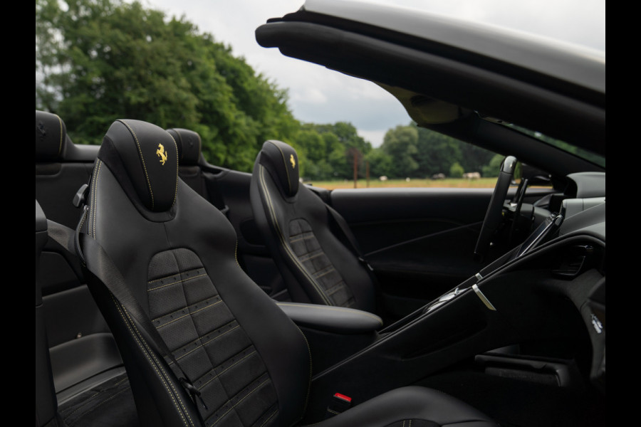 Ferrari Roma Spider 3.9 V8 | Pass. display | Daytona Seats | Carbon stuur | Grigio Scuro | Stoelventilatie
