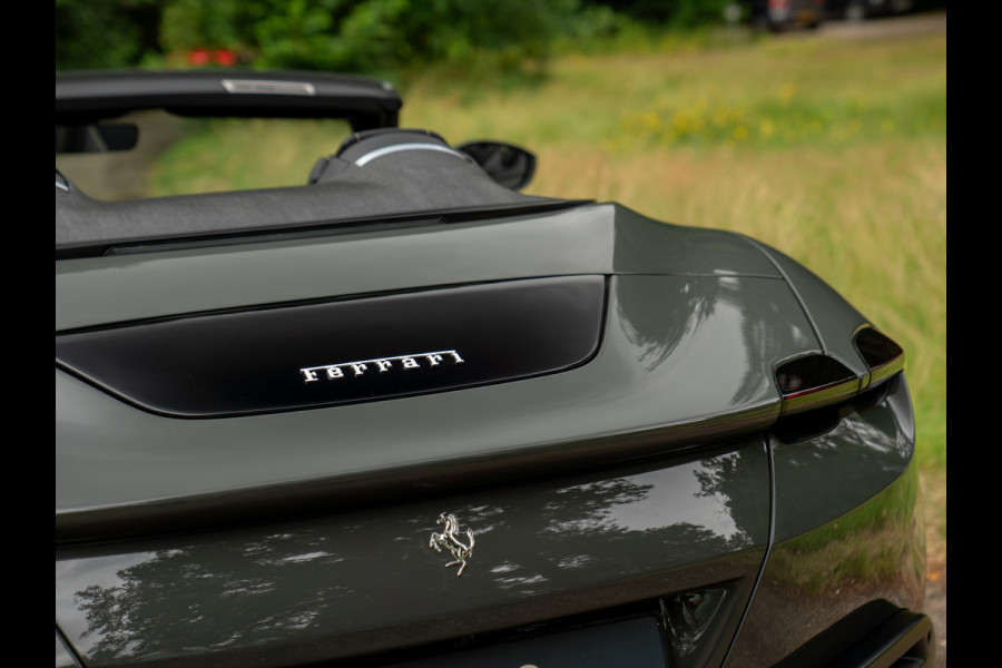 Ferrari Roma Spider 3.9 V8 | Pass. display | Daytona Seats | Carbon stuur | Grigio Scuro | Stoelventilatie