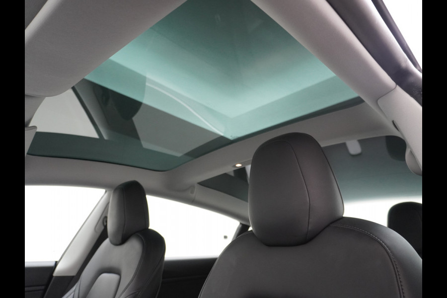 Tesla Model 3 RWD SR+ 60kWh 325PK FSD 3-Computer 18" AutoPilot Leder PanoDak Adaptive-Cruise Lmv Camera's Elektr.-Stuur+Stoelen+Spiegels+Geheu Navi LED Comfortstoelen ACC DAB Voorverwarmen interieur via App Keyless via Telefoonsleutel One-Pedal-Drive Origineel Nederlandse auto tot 11kw laden thuis! 1.584kg licht! Accu Garantie tot 28-04-2028/160.000km