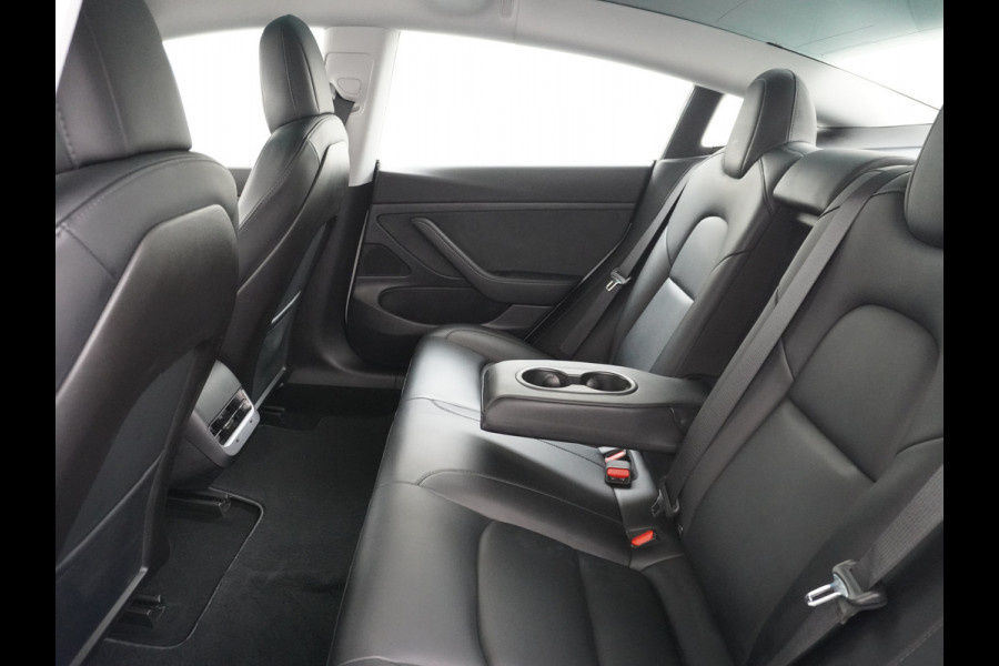 Tesla Model 3 RWD SR+ 60kWh 325PK FSD 3-Computer 18" AutoPilot Leder PanoDak Adaptive-Cruise Lmv Camera's Elektr.-Stuur+Stoelen+Spiegels+Geheu Navi LED Comfortstoelen ACC DAB Voorverwarmen interieur via App Keyless via Telefoonsleutel One-Pedal-Drive Origineel Nederlandse auto tot 11kw laden thuis! 1.584kg licht! Accu Garantie tot 28-04-2028/160.000km