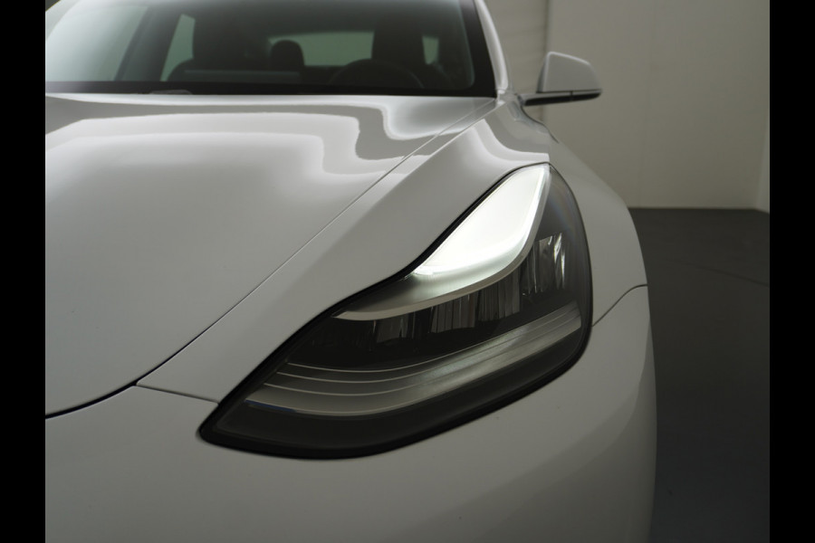 Tesla Model 3 RWD SR+ 60kWh 325PK FSD 3-Computer 18" AutoPilot Leder PanoDak Adaptive-Cruise Lmv Camera's Elektr.-Stuur+Stoelen+Spiegels+Geheu Navi LED Comfortstoelen ACC DAB Voorverwarmen interieur via App Keyless via Telefoonsleutel One-Pedal-Drive Origineel Nederlandse auto tot 11kw laden thuis! 1.584kg licht! Accu Garantie tot 28-04-2028/160.000km
