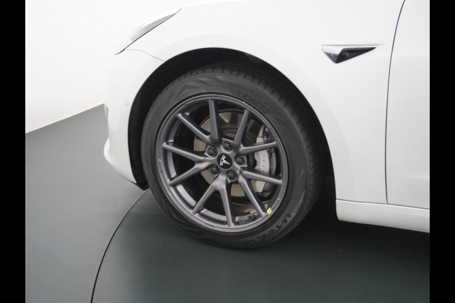 Tesla Model 3 RWD SR+ 60kWh 325PK FSD 3-Computer 18" AutoPilot Leder PanoDak Adaptive-Cruise Lmv Camera's Elektr.-Stuur+Stoelen+Spiegels+Geheu Navi LED Comfortstoelen ACC DAB Voorverwarmen interieur via App Keyless via Telefoonsleutel One-Pedal-Drive Origineel Nederlandse auto tot 11kw laden thuis! 1.584kg licht! Accu Garantie tot 28-04-2028/160.000km