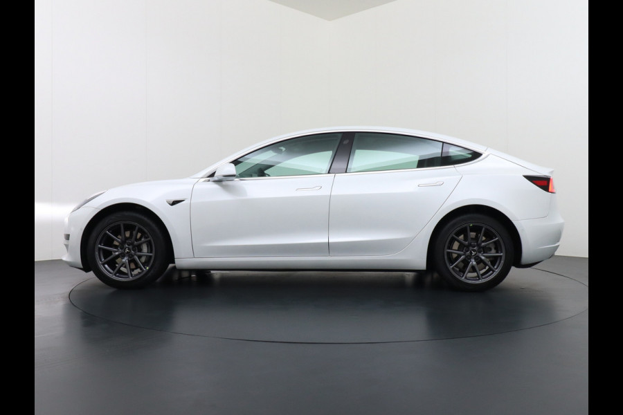 Tesla Model 3 RWD SR+ 60kWh 325PK FSD 3-Computer 18" AutoPilot Leder PanoDak Adaptive-Cruise Lmv Camera's Elektr.-Stuur+Stoelen+Spiegels+Geheu Navi LED Comfortstoelen ACC DAB Voorverwarmen interieur via App Keyless via Telefoonsleutel One-Pedal-Drive Origineel Nederlandse auto tot 11kw laden thuis! 1.584kg licht! Accu Garantie tot 28-04-2028/160.000km