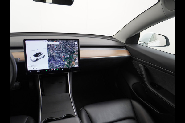 Tesla Model 3 RWD SR+ 60kWh 325PK FSD 3-Computer 18" AutoPilot Leder PanoDak Adaptive-Cruise Lmv Camera's Elektr.-Stuur+Stoelen+Spiegels+Geheu Navi LED Comfortstoelen ACC DAB Voorverwarmen interieur via App Keyless via Telefoonsleutel One-Pedal-Drive Origineel Nederlandse auto tot 11kw laden thuis! 1.584kg licht! Accu Garantie tot 28-04-2028/160.000km