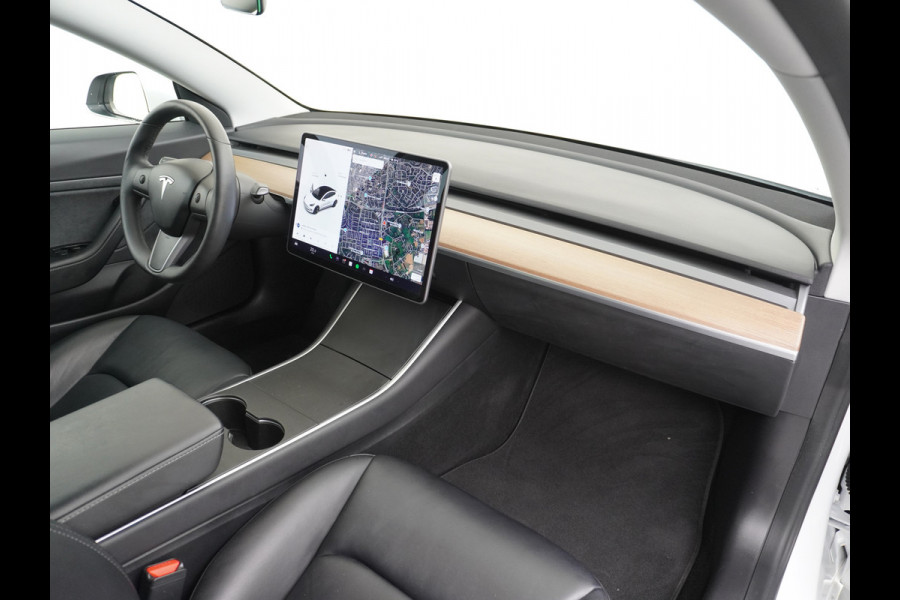 Tesla Model 3 RWD SR+ 60kWh 325PK FSD 3-Computer 18" AutoPilot Leder PanoDak Adaptive-Cruise Lmv Camera's Elektr.-Stuur+Stoelen+Spiegels+Geheu Navi LED Comfortstoelen ACC DAB Voorverwarmen interieur via App Keyless via Telefoonsleutel One-Pedal-Drive Origineel Nederlandse auto tot 11kw laden thuis! 1.584kg licht! Accu Garantie tot 28-04-2028/160.000km