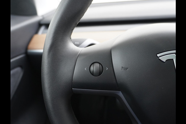 Tesla Model 3 RWD SR+ 60kWh 325PK FSD 3-Computer 18" AutoPilot Leder PanoDak Adaptive-Cruise Lmv Camera's Elektr.-Stuur+Stoelen+Spiegels+Geheu Navi LED Comfortstoelen ACC DAB Voorverwarmen interieur via App Keyless via Telefoonsleutel One-Pedal-Drive Origineel Nederlandse auto tot 11kw laden thuis! 1.584kg licht! Accu Garantie tot 28-04-2028/160.000km