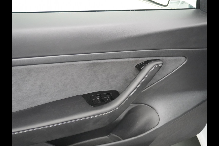 Tesla Model 3 RWD SR+ 60kWh 325PK FSD 3-Computer 18" AutoPilot Leder PanoDak Adaptive-Cruise Lmv Camera's Elektr.-Stuur+Stoelen+Spiegels+Geheu Navi LED Comfortstoelen ACC DAB Voorverwarmen interieur via App Keyless via Telefoonsleutel One-Pedal-Drive Origineel Nederlandse auto tot 11kw laden thuis! 1.584kg licht! Accu Garantie tot 28-04-2028/160.000km