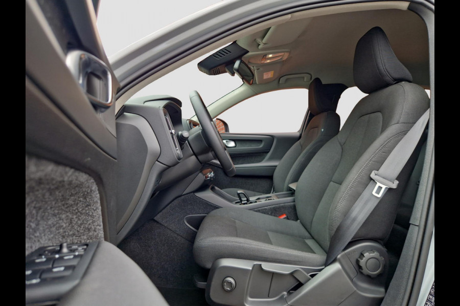 Volvo XC40 2.0 B3 Essential | Apple Carplay / Android Auto | Climate | PDC | DAB | Licht- en Regensensor | LED |