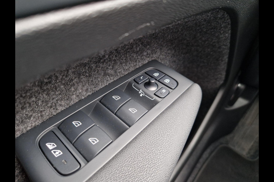 Volvo XC40 2.0 B3 Essential | Apple Carplay / Android Auto | Climate | PDC | DAB | Licht- en Regensensor | LED |