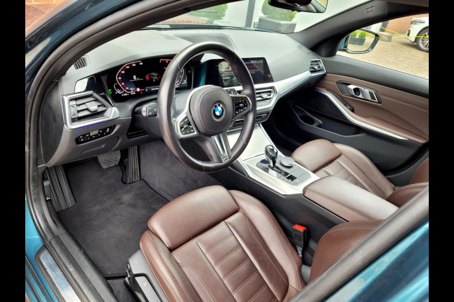 BMW 3 Serie Touring 320i Sport-Line, Camera, M-stuur, El. tr.haak (BTW, NAP, NL-auto)
