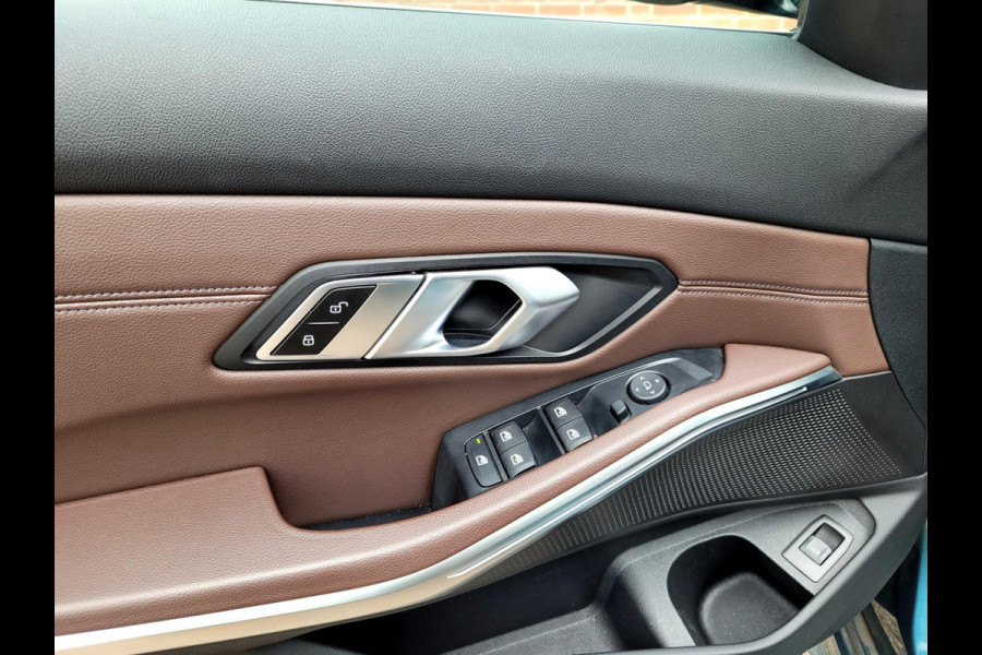 BMW 3 Serie Touring 320i Sport-Line, Camera, M-stuur, El. tr.haak (BTW, NAP, NL-auto)