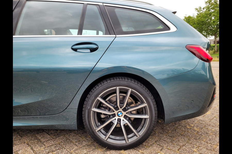 BMW 3 Serie Touring 320i Sport-Line, Camera, M-stuur, El. tr.haak (BTW, NAP, NL-auto)