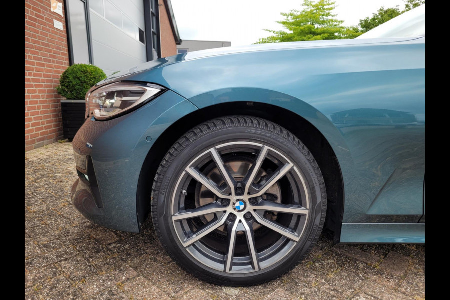BMW 3 Serie Touring 320i Sport-Line, Camera, M-stuur, El. tr.haak (BTW, NAP, NL-auto)