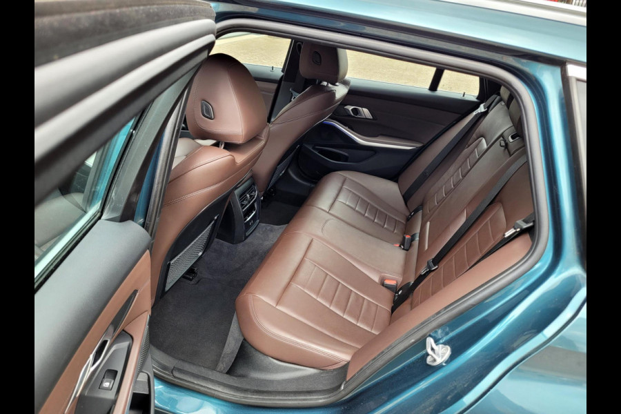 BMW 3 Serie Touring 320i Sport-Line, Camera, M-stuur, El. tr.haak (BTW, NAP, NL-auto)