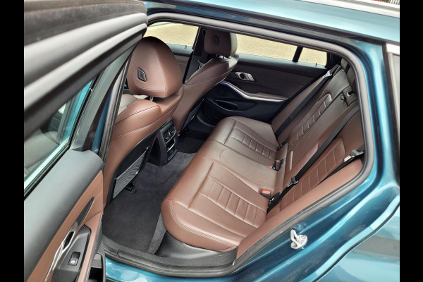 BMW 3 Serie Touring 320i Sport-Line, Camera, M-stuur, El. tr.haak (BTW, NAP, NL-auto)