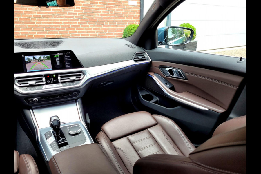 BMW 3 Serie Touring 320i Sport-Line, Camera, M-stuur, El. tr.haak (BTW, NAP, NL-auto)