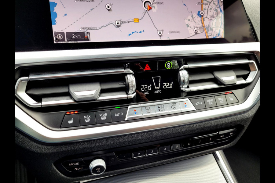 BMW 3 Serie Touring 320i Sport-Line, Camera, M-stuur, El. tr.haak (BTW, NAP, NL-auto)