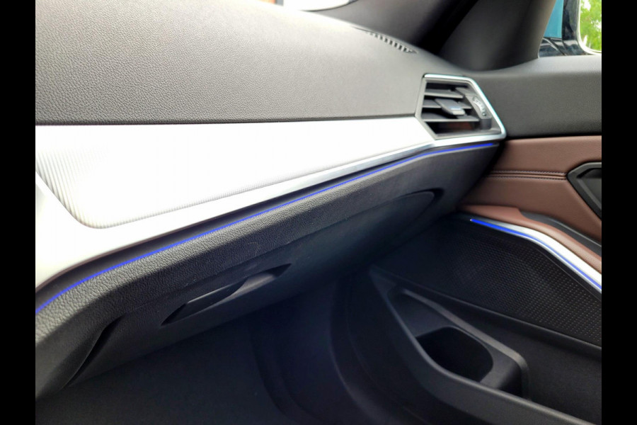 BMW 3 Serie Touring 320i Sport-Line, Camera, M-stuur, El. tr.haak (BTW, NAP, NL-auto)