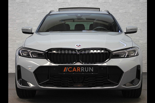 BMW 3 Serie Touring 330e 292pk M-Sport-Pro | Carbon | ACC | Stuurverw. | M50 jahre | M340 Bumper en uitlaat | E.TH 1500kg | Pano | Camera | Dab+ | Adaptieve Cruise Control | Ambiance | Lane & Side Assist  | Apple & Android Carplay | Fabrieksgarantie.