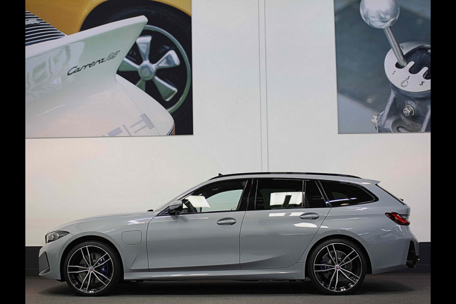 BMW 3 Serie Touring 330e 292pk M-Sport-Pro | Carbon | ACC | Stuurverw. | M50 jahre | M340 Bumper en uitlaat | E.TH 1500kg | Pano | Camera | Dab+ | Adaptieve Cruise Control | Ambiance | Lane & Side Assist  | Apple & Android Carplay | Fabrieksgarantie.